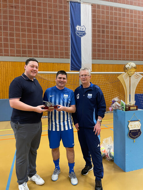 Torschützenkönig Marcel Neuberth (mi.) mit Bürgermeister Weschbach (li.) und Turnierleiter Willi Schuster (re.)