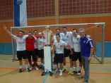 Die jugen AH-Fußballer des FV Mosbach freuen sich über den Siegerpokal